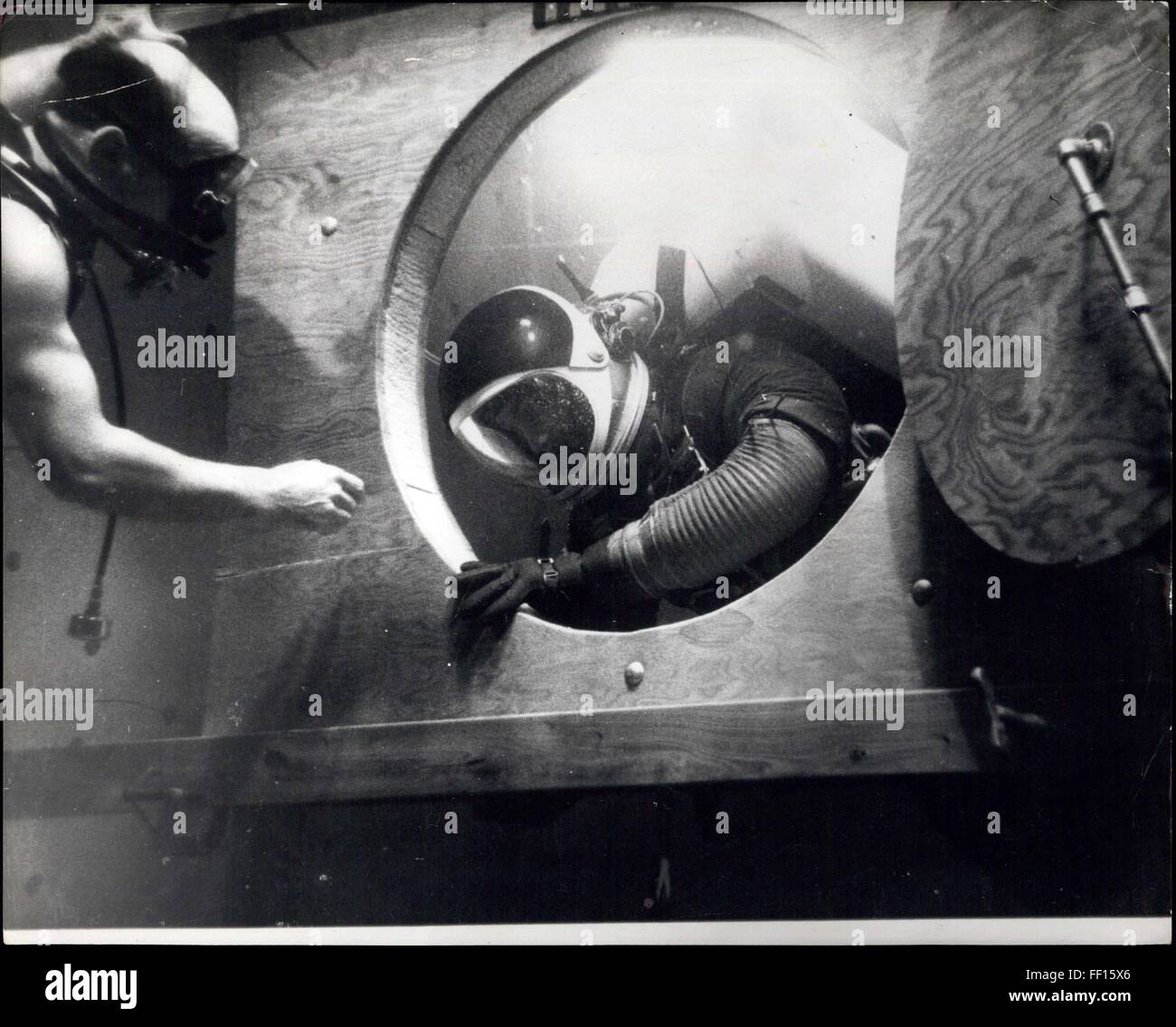 1957 - L'espace sous-marin - Formation : Pour obtenir les effets de l'apesanteur dans l'espace, les astronautes peuvent maintenant e formés - sous l'eau. En fonctionnant dans des conditions de flottabilité naturelle, ils apprennent à contrôler et adapter leurs mouvements corporels dans Zatokrev;y environnements gravitationnels. Au centre astronautique Boeing aux Etats-Unis, les réactions sont soigneusement compilés et analysés.Les exercices sont réalisés en stricte conformité avec la plus stricte avec des mouvements nécessaires de spaceman dans l'espace lointain voyage. La photo montre la manooevres Astronaute de s'écarter par une trappe sous-marins semblables dans des dimensions à un Banque D'Images