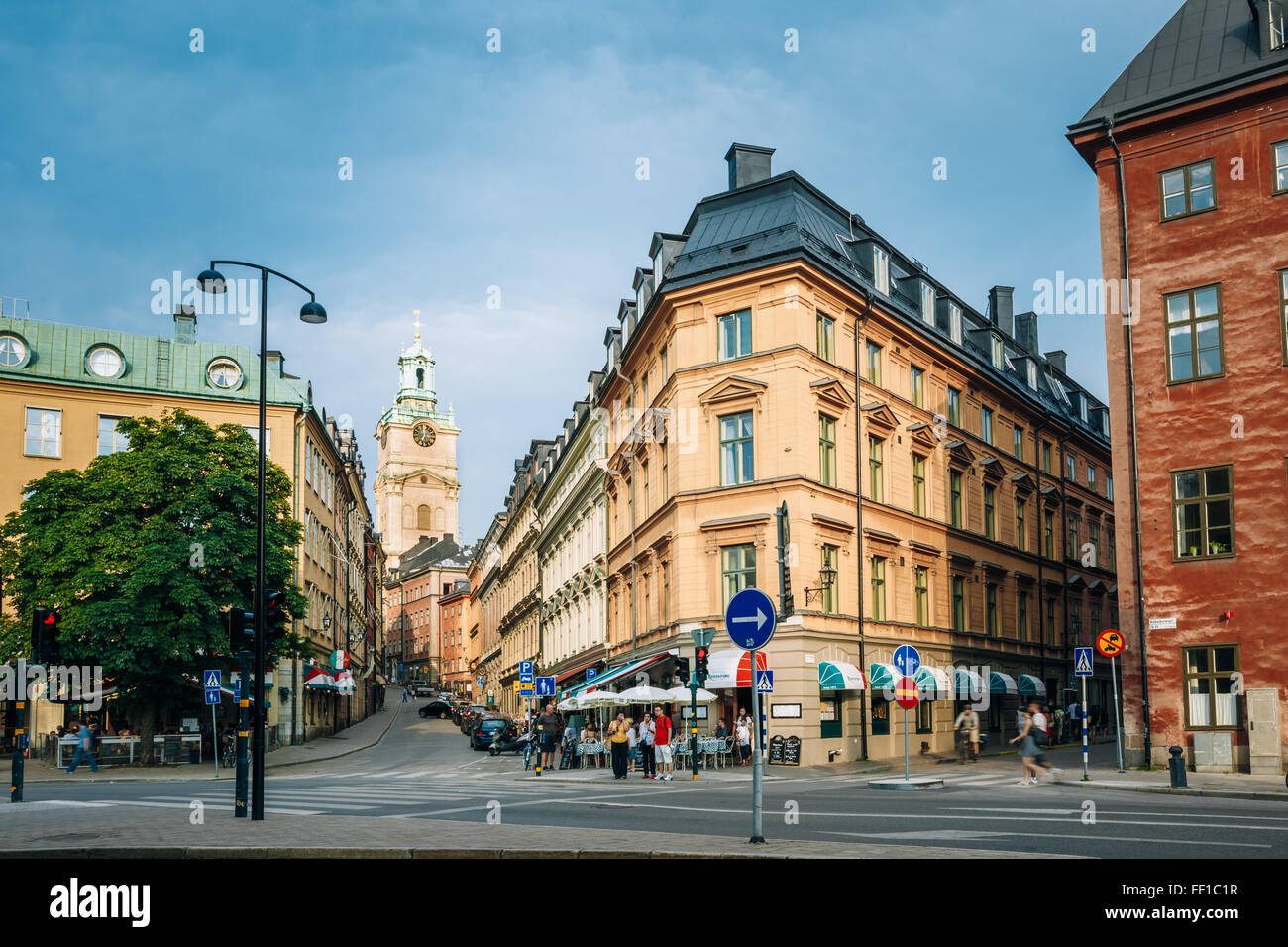 STOCKHOLM, Suède - le 29 juillet 2014 : Rue Storkyrkobrinken et église de Saint-Nicolas - Storkyrkan (la grande église) - Stockholm Banque D'Images