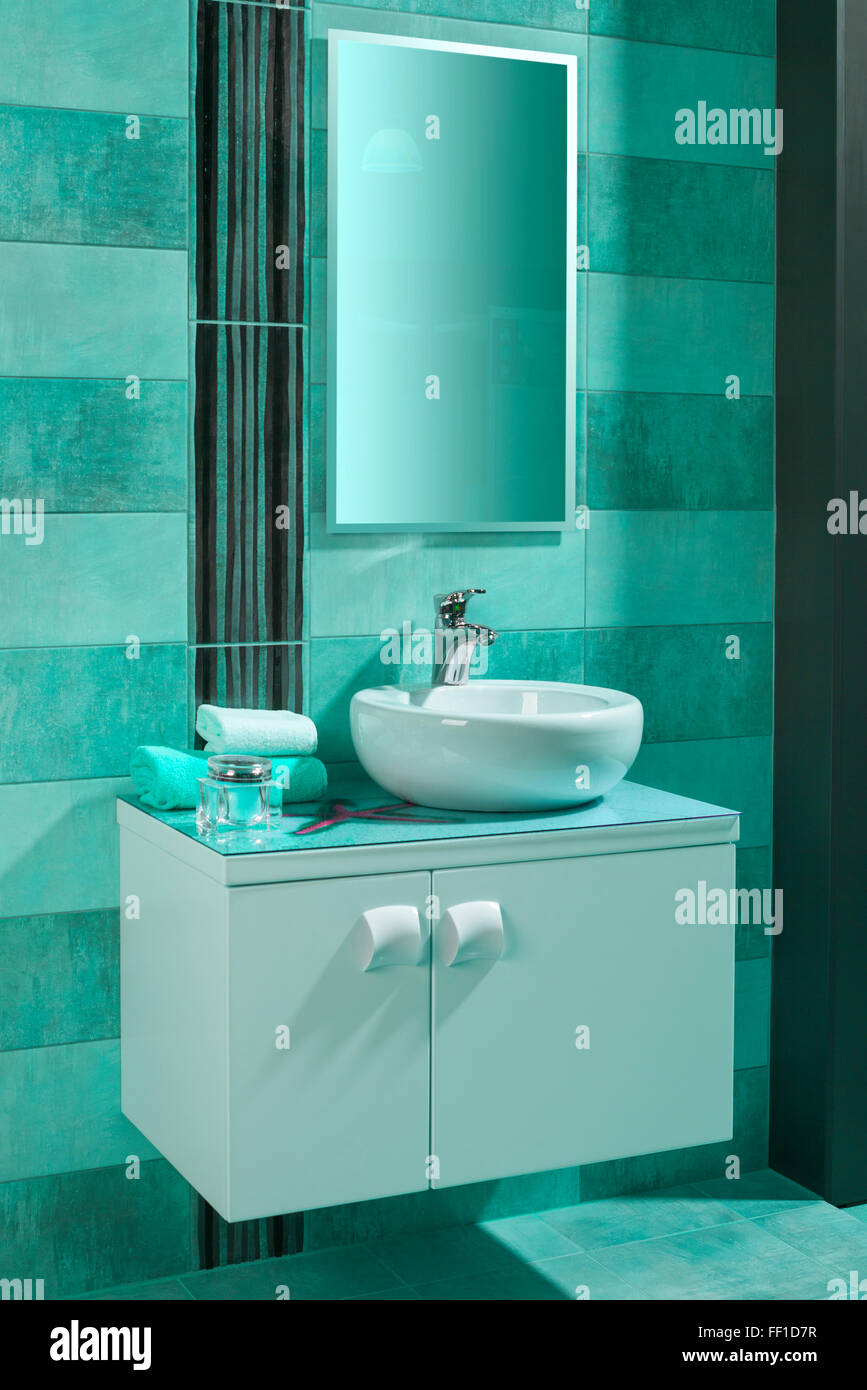 Lavabo blanc rond dans une salle de bains moderne de carreaux bleus Banque D'Images