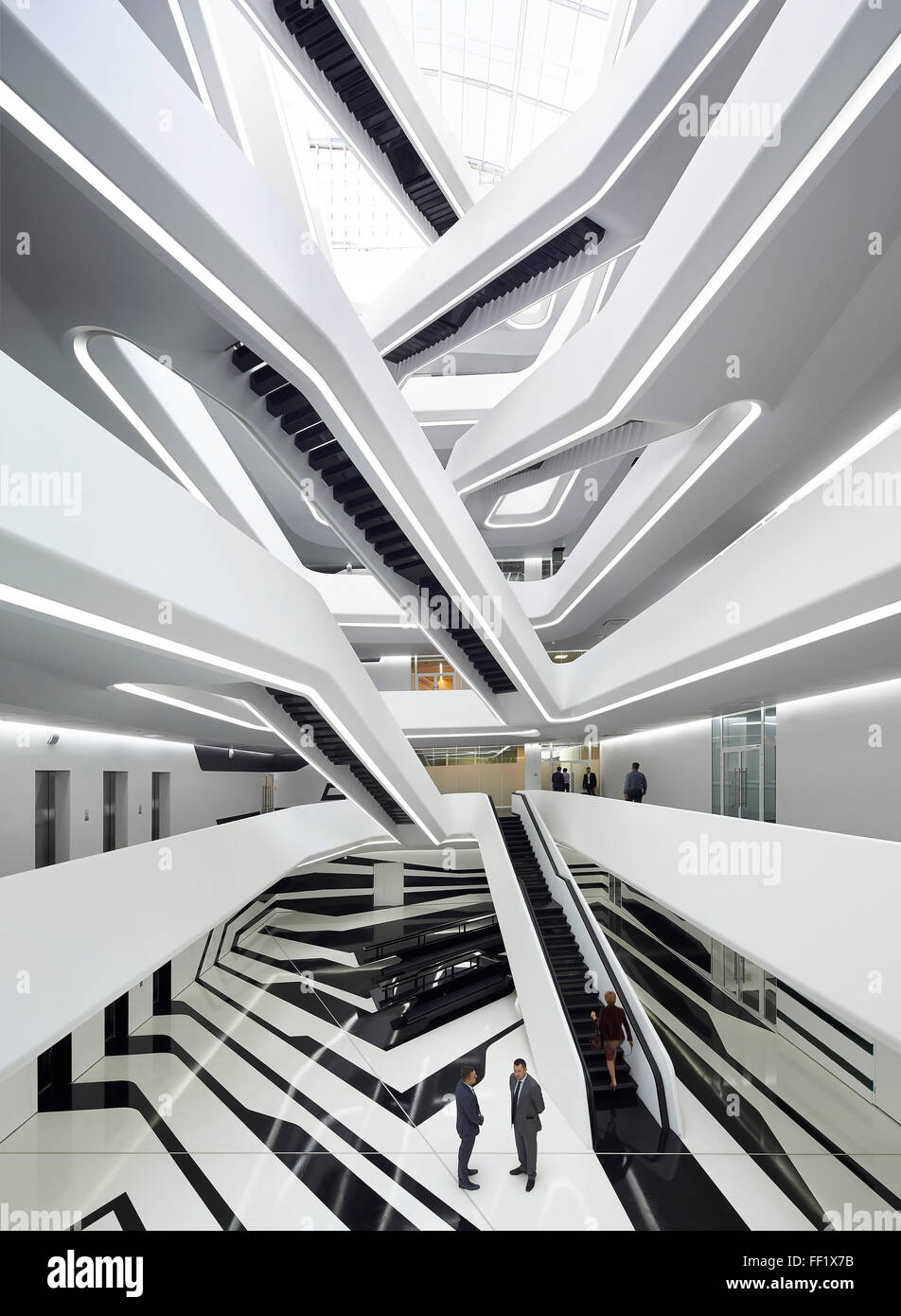 Un atrium central avec balcons et escaliers communicante vue de premier étage. Tour du Dominion, Moscow, Moscou, Russie. Ar Banque D'Images