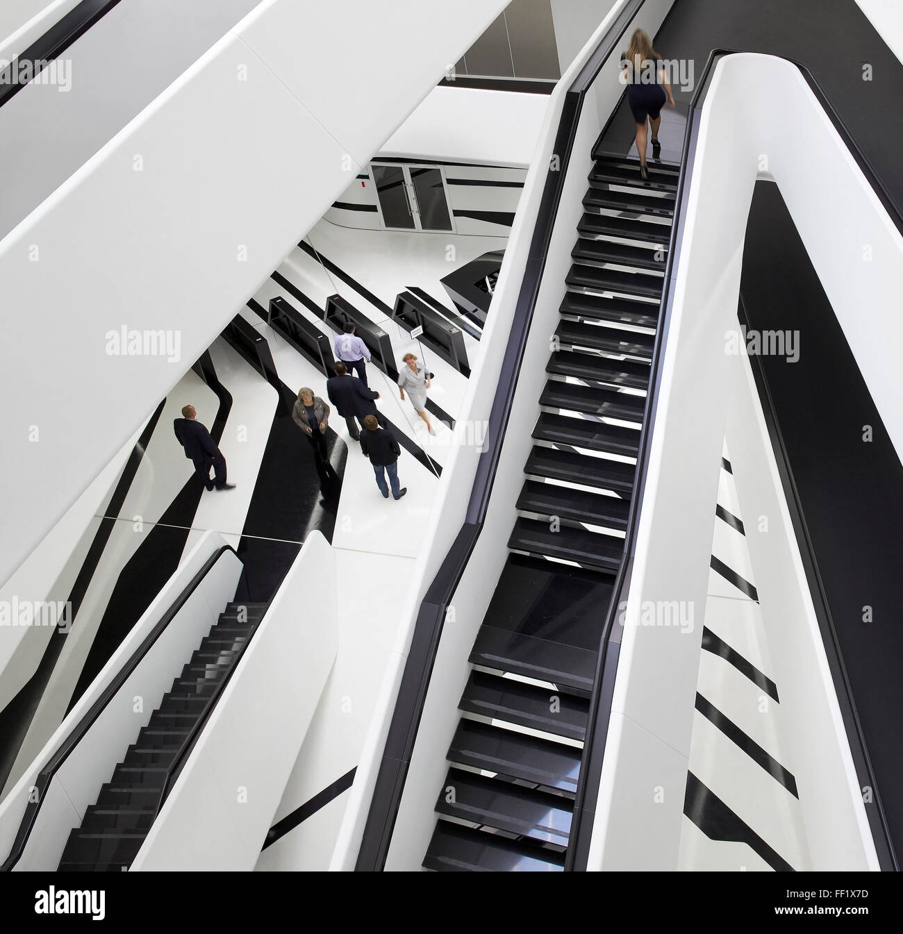 Un atrium central avec escaliers communicante et réception au rez-de-chaussée. Tour du Dominion, Moscow, Moscou, Russie. Architecte : Za Banque D'Images