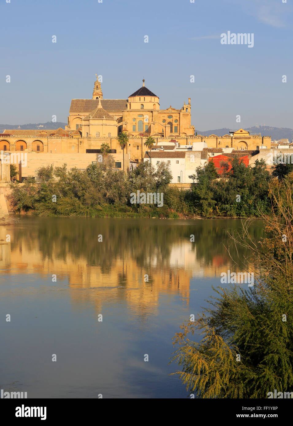 Rivière Rio Guadalquivir et bâtiments historiques Cathédrale Mezquita, la Grande Mosquée, Cordoue, Espagne Banque D'Images