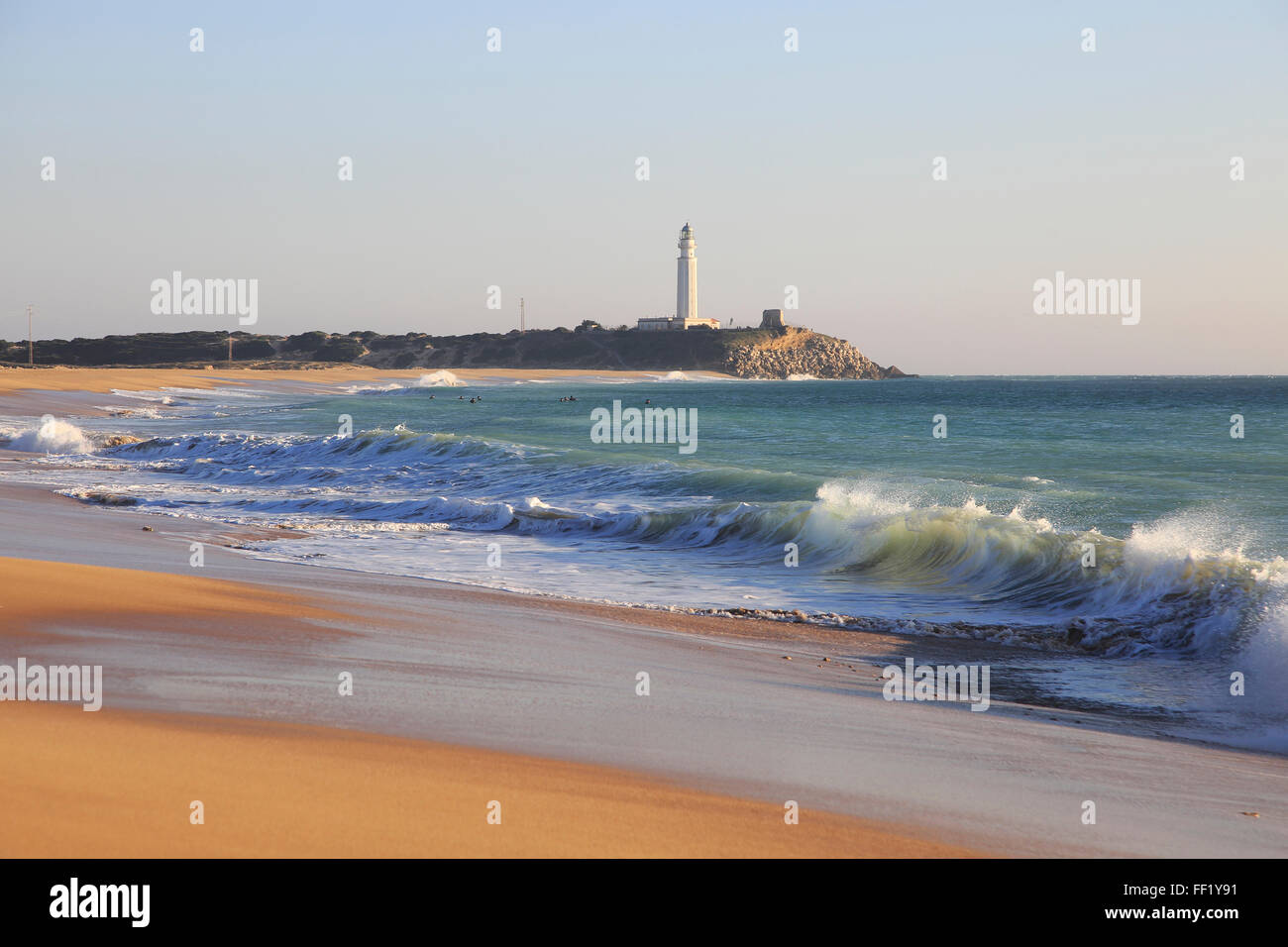 Plage de sable fin et phare de Cabo de Trafalgar, Province de Cadix, Espagne Banque D'Images