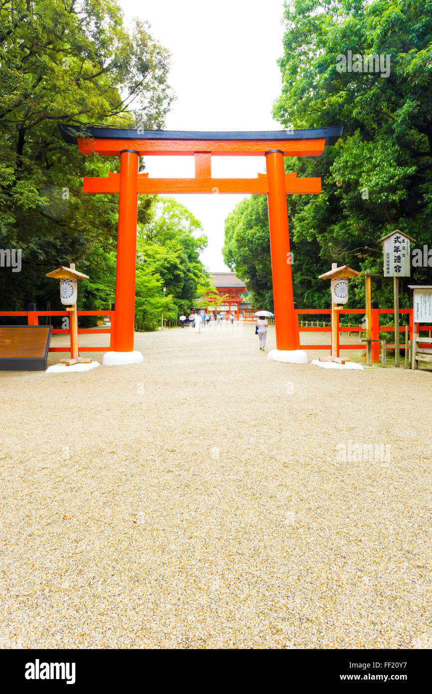 Large allée de gravier menant à l'entrée de torii rouge vif au sanctuaire shinto Sanctuaire Shimogamo ou connu officiellement sous le nom de Kamo Mioya Jinja j Banque D'Images