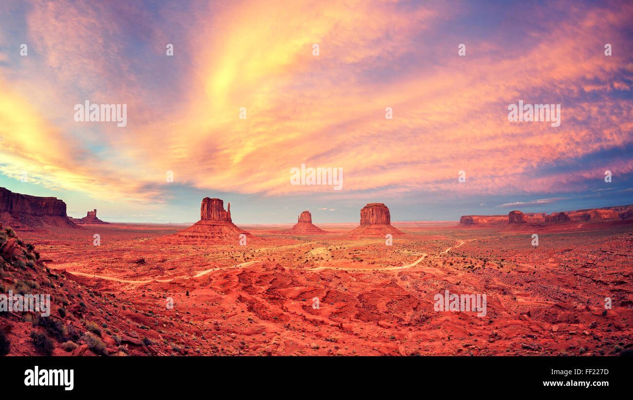 Tons Vintage Monument Valley après le coucher du soleil, aux États-Unis. Banque D'Images