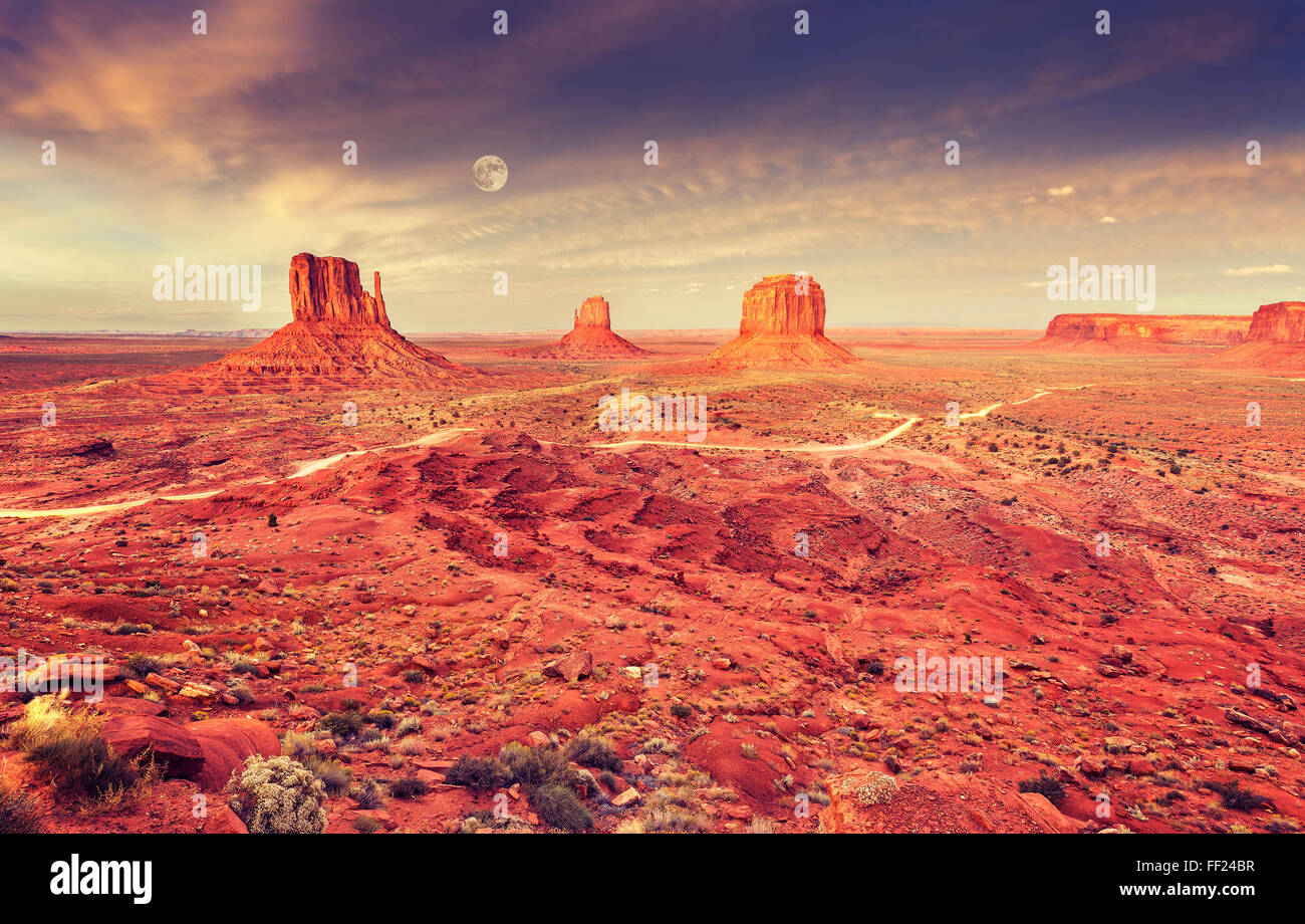 Monument Valley après le coucher du soleil violet avec la pleine lune, USA. Banque D'Images