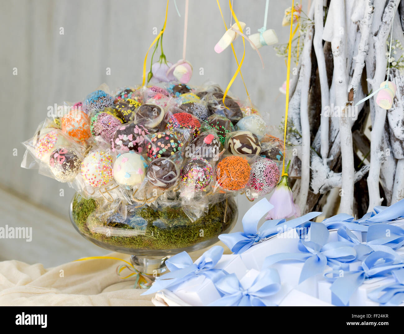 Decoration Coloree De Table D Anniversaire Avec Un Gateau Et Des Bonbons Pour Kid Photo Stock Alamy