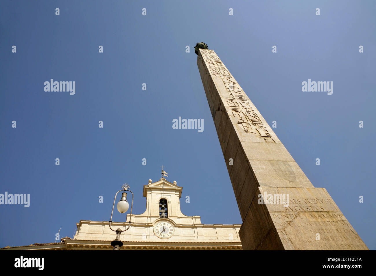 Obélisque romain en face de la palais Montecitorio, siège du parlement de la Chambre des Députés italienne, Rome, Italie. Banque D'Images