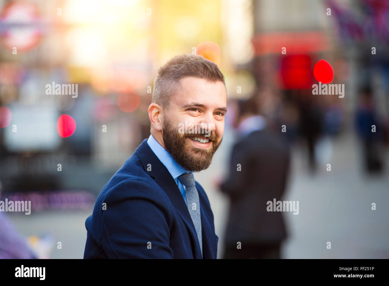 Hipster manager dans la rue bondée de Londres, Piccadilly Circus Banque D'Images