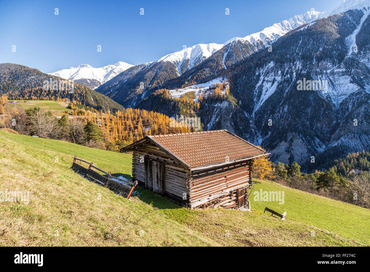 Chalet en bois entourée de bois colorés et des sommets enneigés, Schmitten, District de l'Albula, Canton des Grisons, Suisse, Europe Banque D'Images