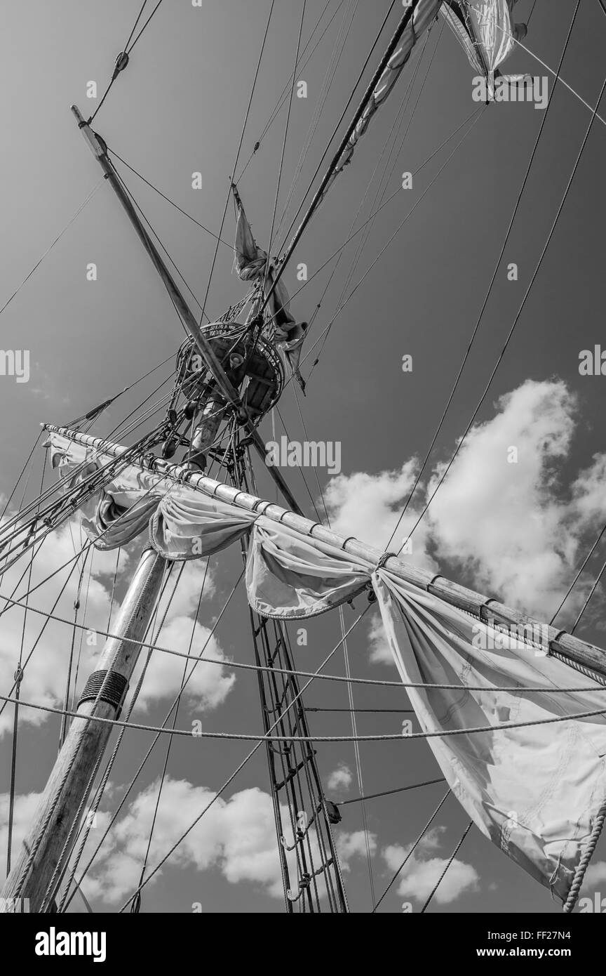 Mât avec voiles d'un vieux navire à voile, photo en noir et blanc Banque D'Images