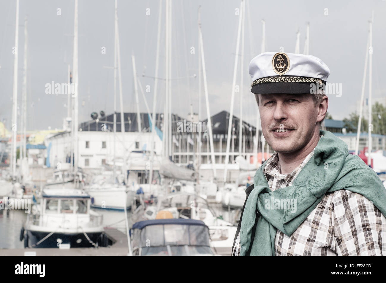 Portrait d'un homme dans un chapeau de marin sur le pont d'un voilier Banque D'Images