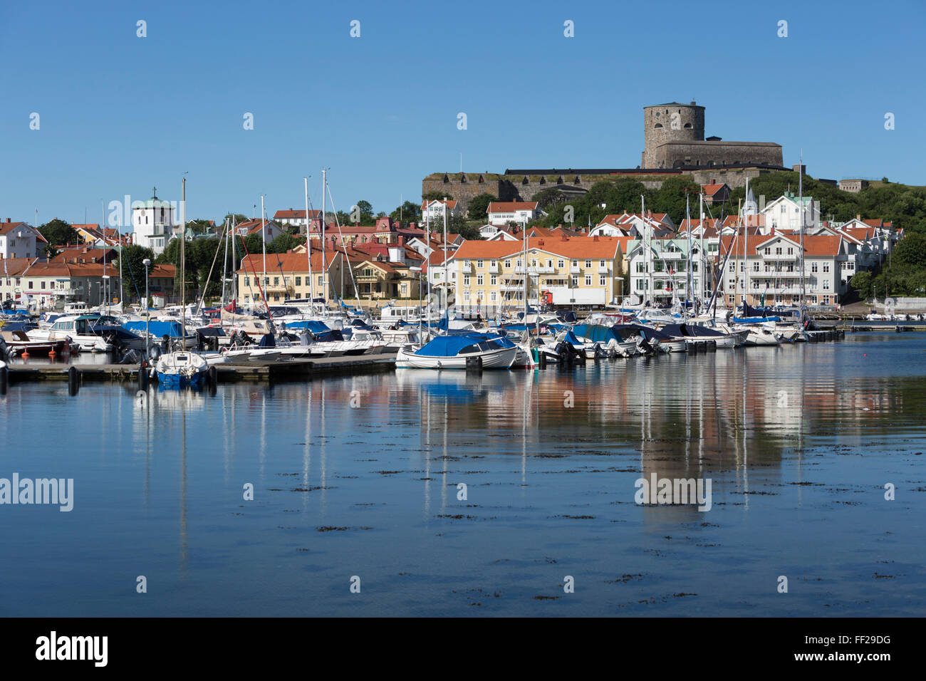 CarRMstens la forteresse et le port, Marstrand, BohusRMan, au sud-ouest de la côte de la Suède, Suède, Scandinavie, Europe Banque D'Images