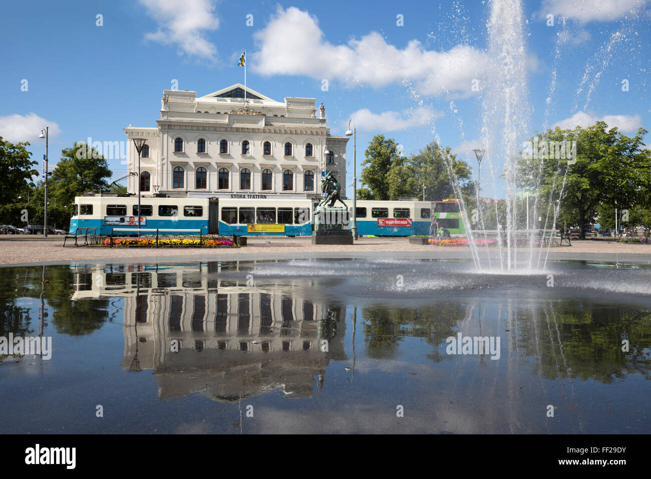 Stora Teatern Theatre avec aRMong Kungsportsavenyen tram, Göteborg, Suède, GothRMand l'Ouest, la Scandinavie, l'Europe Banque D'Images