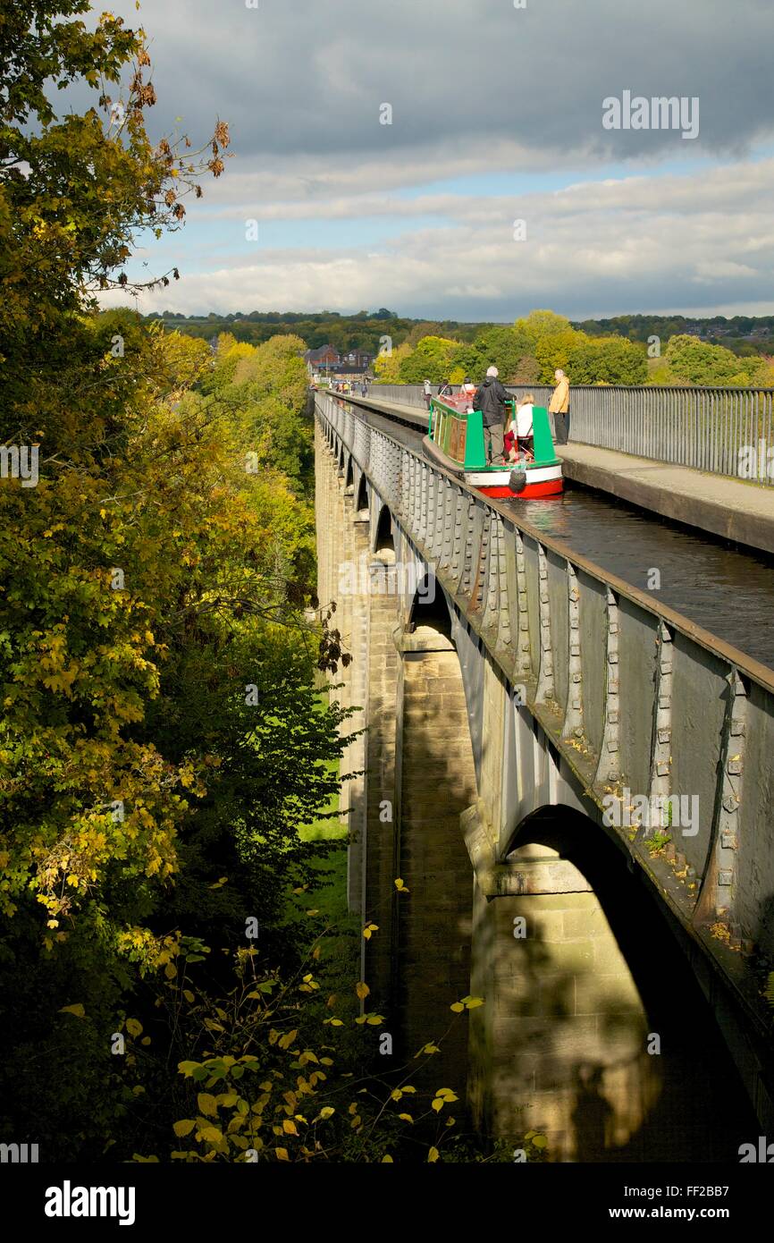 15-04 traversant la rivière Dee à l'automne sur l'Aqueduc de Pontcysyllte, UNESCO, Froncysyllte, Denbighshire, Wales, UK Banque D'Images