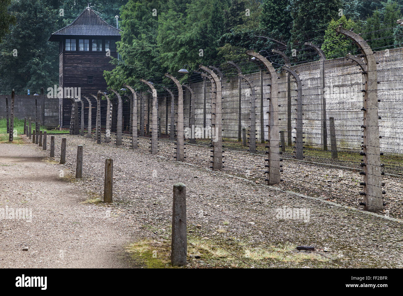 Tour de guet et d'une clôture électrique à Auschwitz I, Oswiecim, Pologne. Banque D'Images