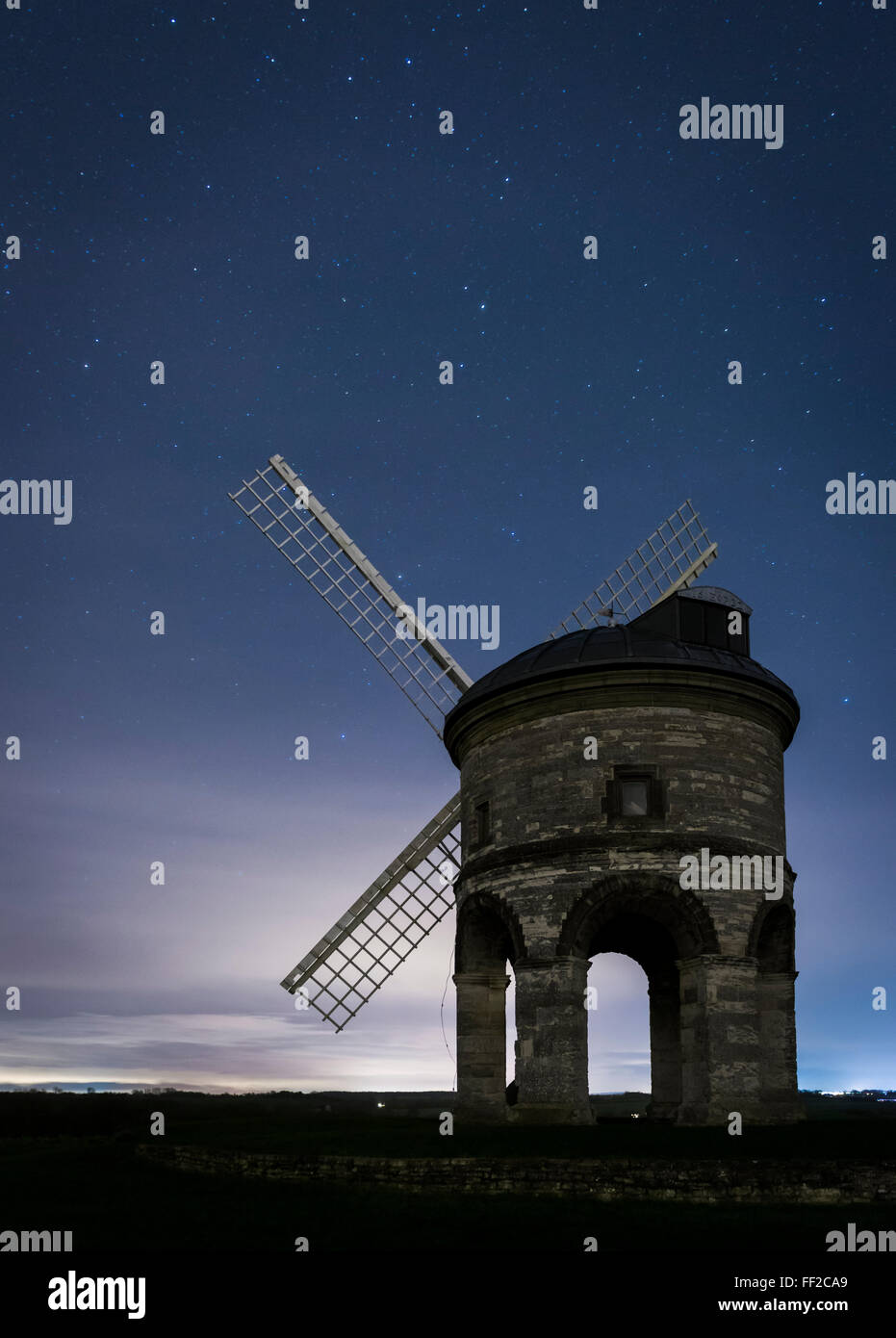 Moulin à Vent de Chesterton de nuit avec un ciel stary, Warwickshire, England, UK Banque D'Images