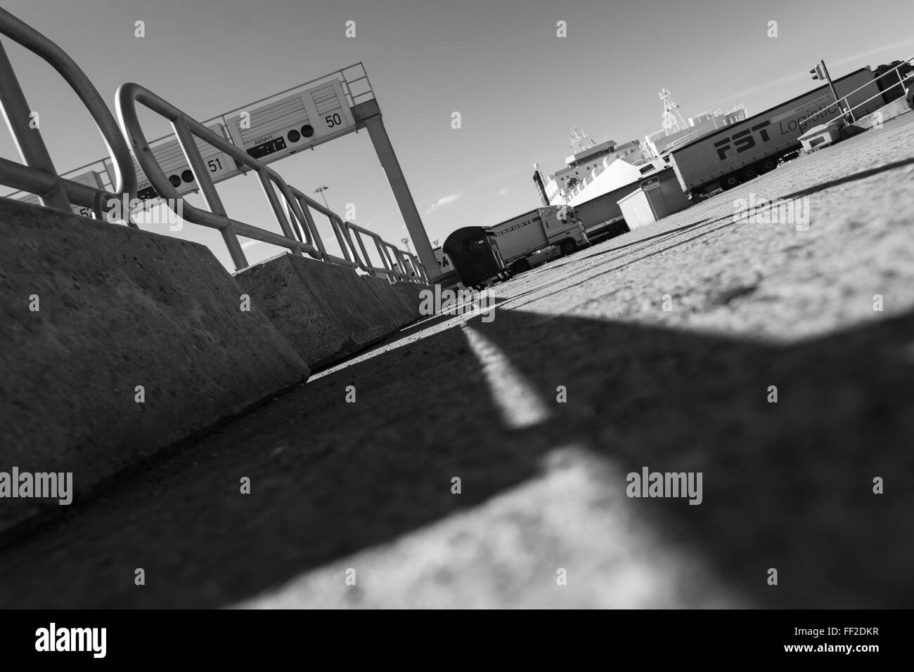 Barrière et la masse sur le tarmac le parking avec l'attente des lignes pour l'embarquement d'un ferry pour la Suède à port de Rostock, Allemagne Banque D'Images