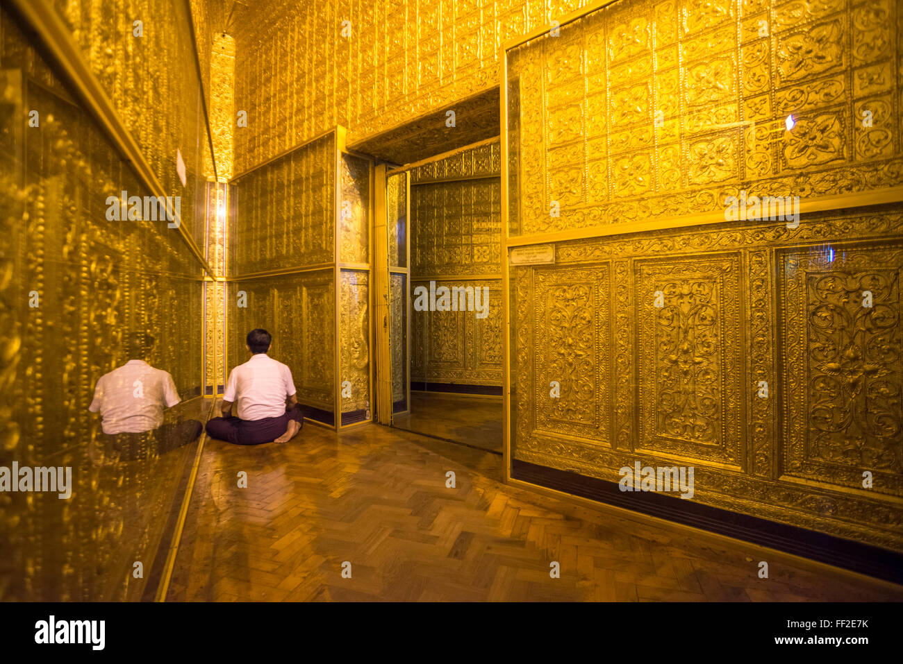 L'homme de prier à la Pagode Botataung, Yangon (Rangoon), le Myanmar (Birmanie), l'Asie Banque D'Images