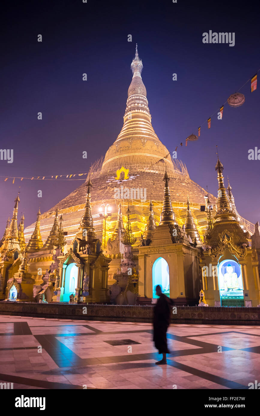 Le moine bouddhiste à la pagode Shwedagon pagode Shwedagon (DAW) GoRMden Ynsentix (pagode) la nuit, Yangon (Rangoon), le Myanmar (Birmanie), l'Asie Banque D'Images