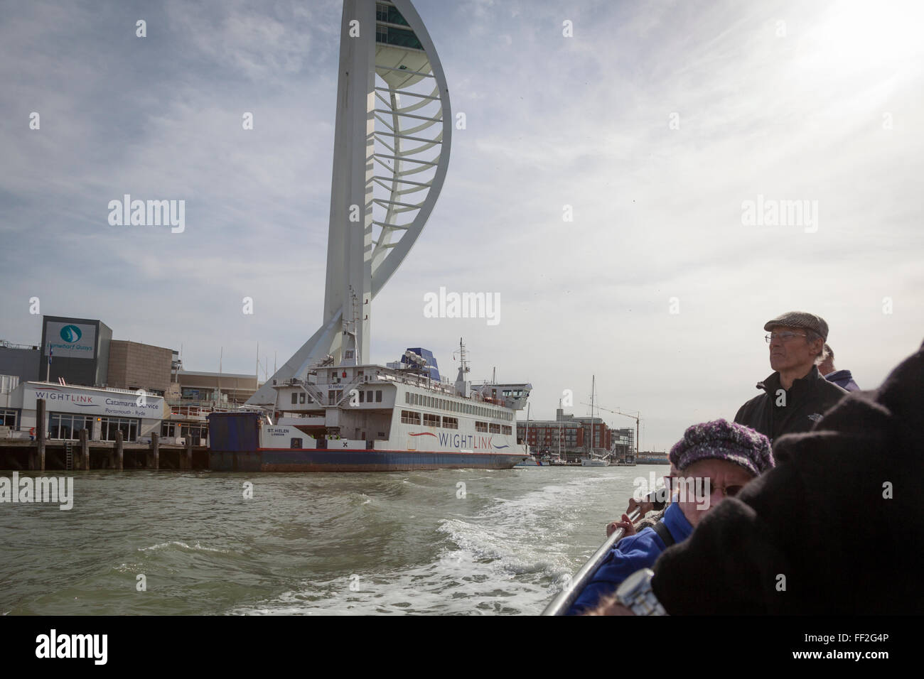 Les passagers d'une croisière dans le port passer le Wighlink ferry qu'il navigue en avant de la Spinnaker Tower, PORTSMOUTH GUNWHARF QUAYS. Banque D'Images