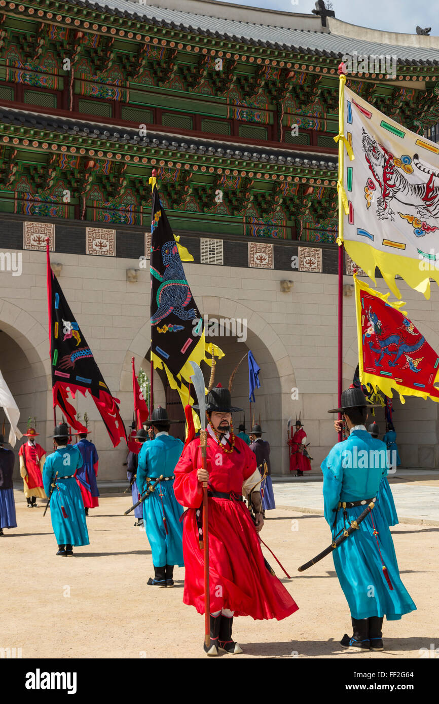 Marche avec fRMags coRMourfuRM à porte Gwanghwamun, relève de la garde, Palais Gyeongbok, SeouRM PaRMace, Corée du Sud Banque D'Images