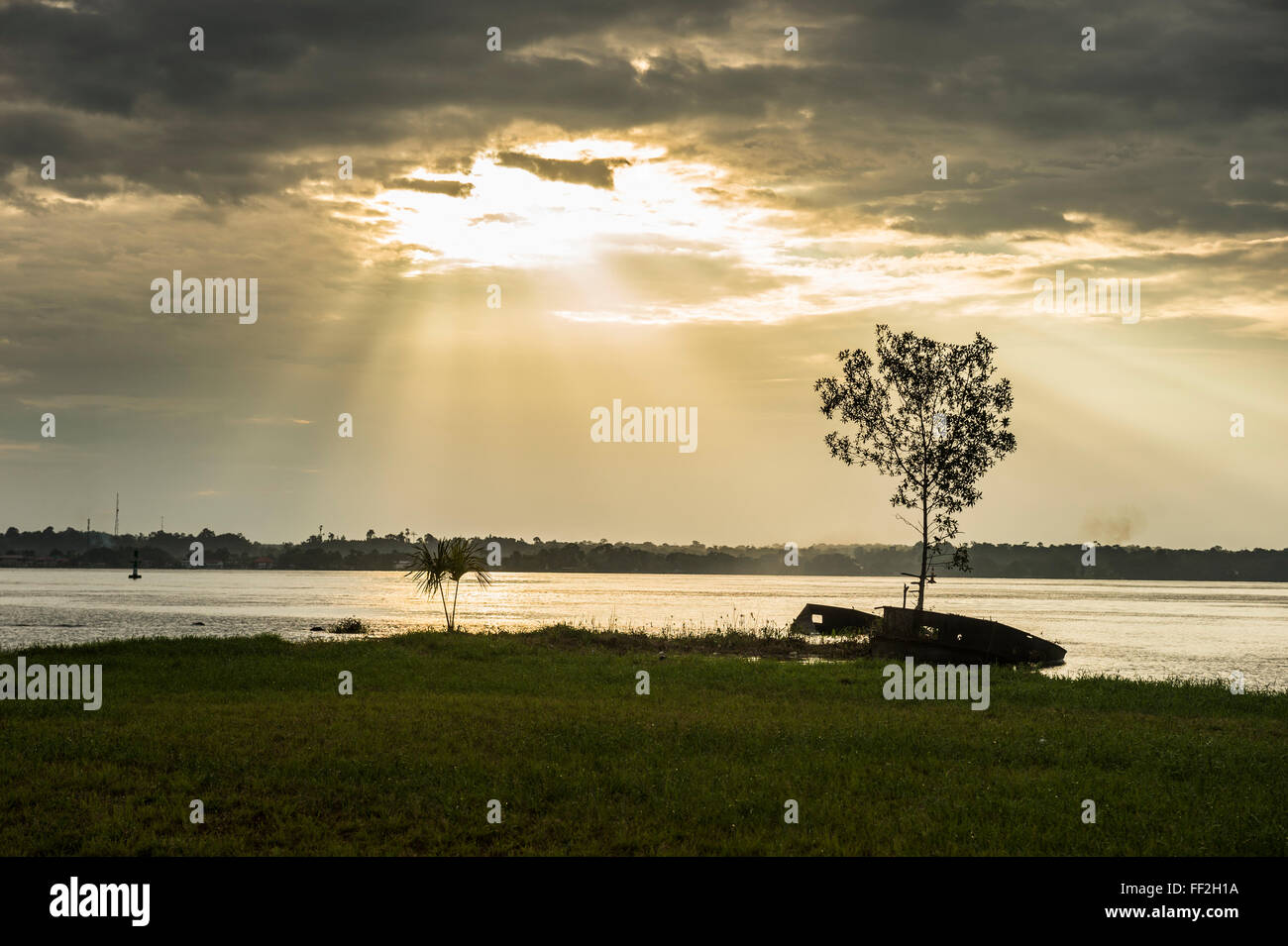 Coucher de soleil sur le fleuve Maroni, Saint RMaurent du Maroni, Guyane, département de la France, Amérique du Sud Banque D'Images