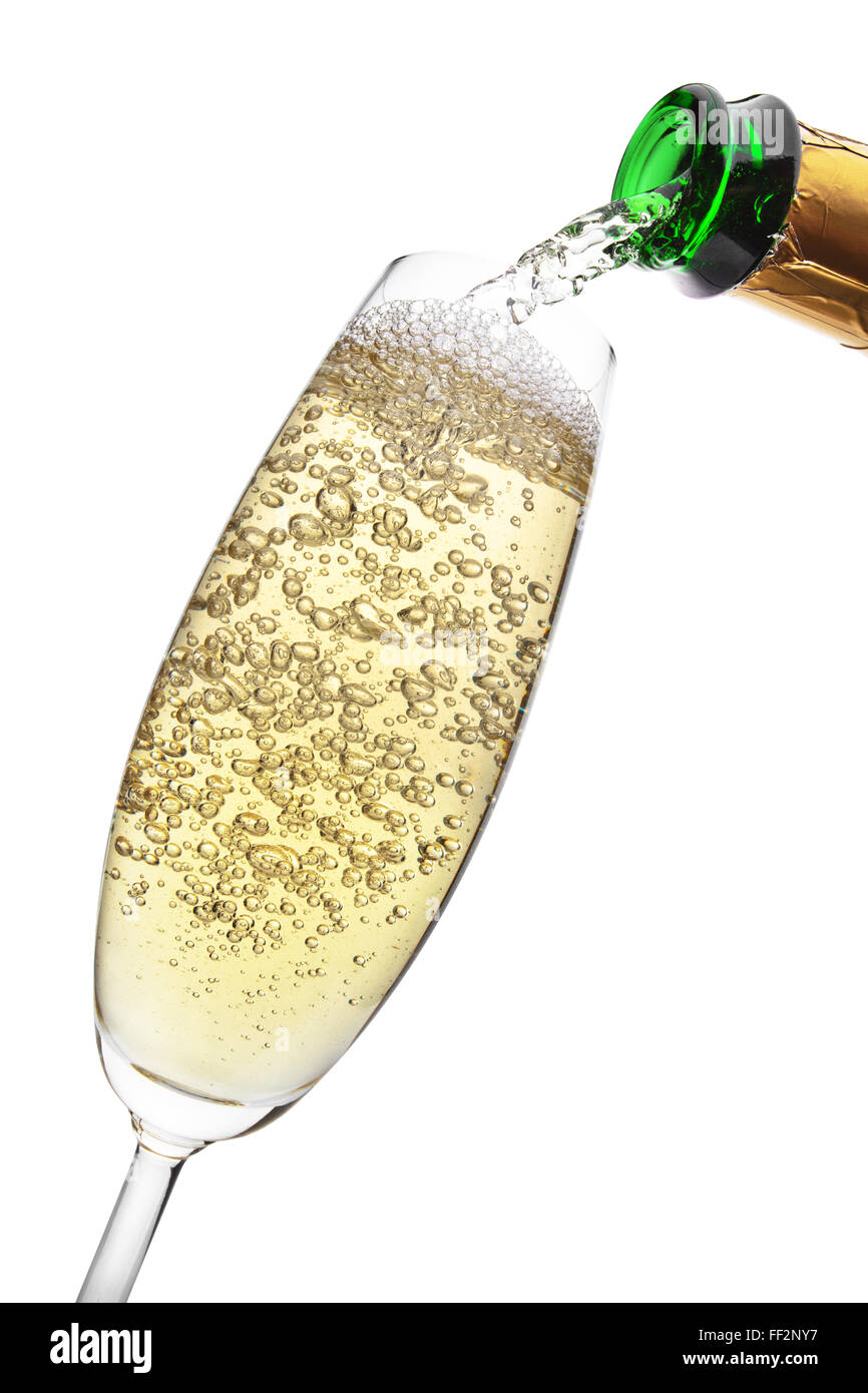 Champagne et verser dans un verre, isolé sur le fond blanc, chemin de  détourage inclus Photo Stock - Alamy