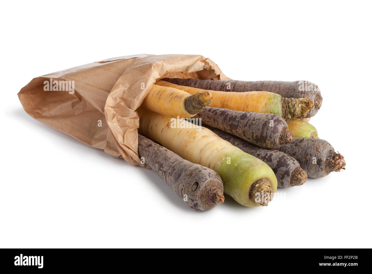 Noir, blanc et jaune carottes fraîches dans un sac de papier sur fond blanc Banque D'Images