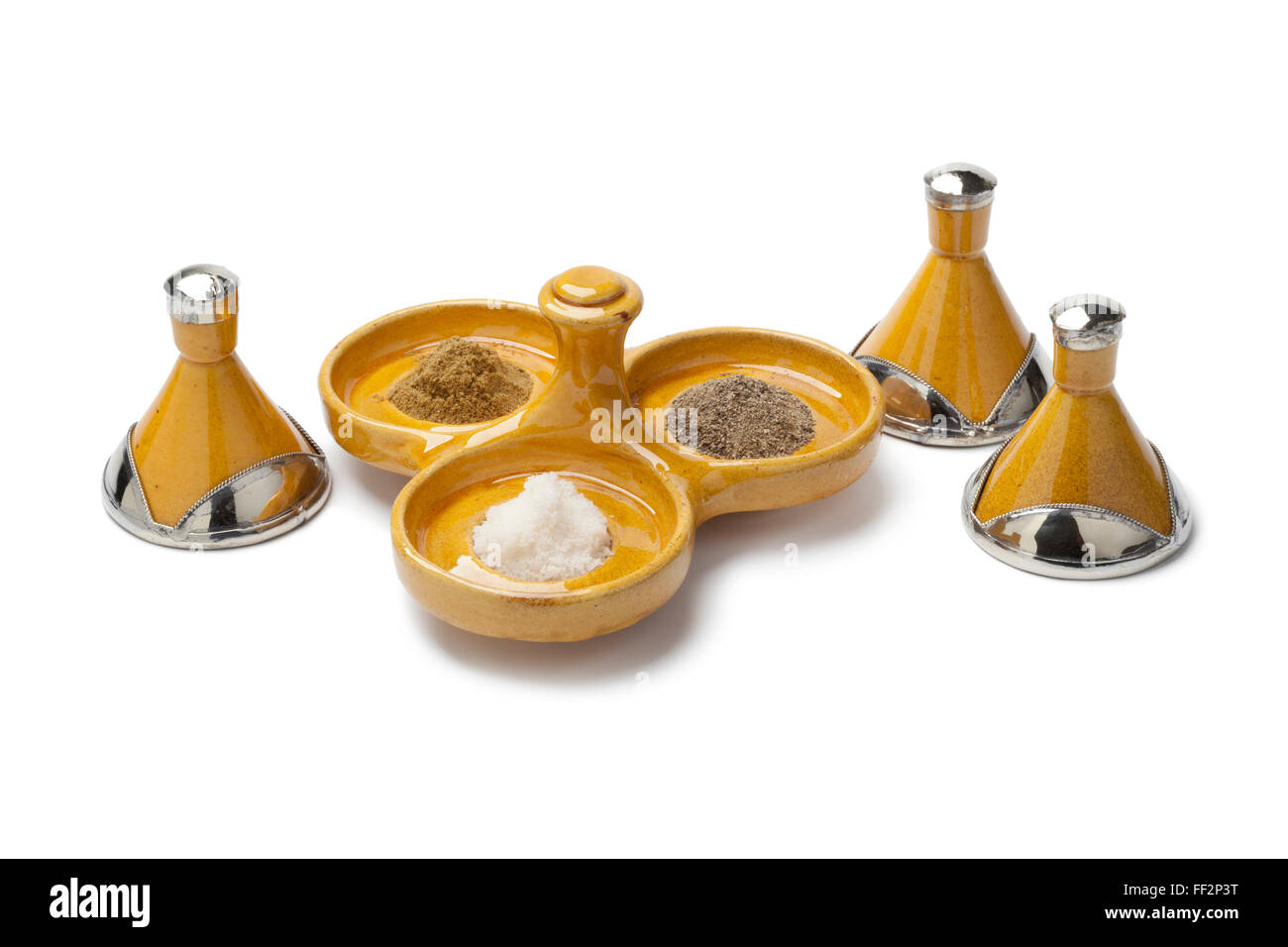 Poivre traditionnel marocain,le sel et le cumin bol sur fond blanc Banque D'Images