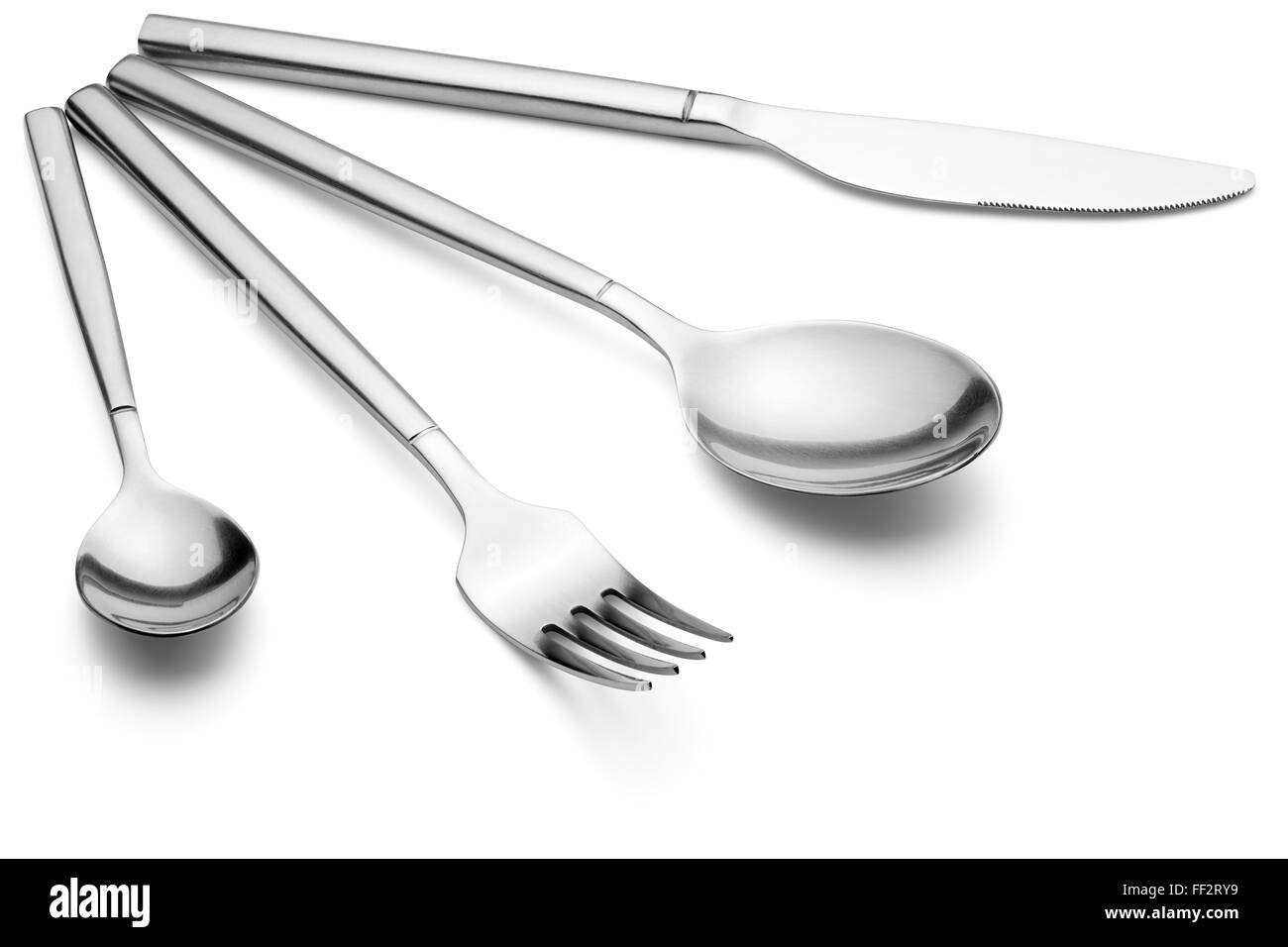 Couteaux, fourchettes et cuillères, isolé sur le fond blanc, chemin de détourage inclus. Banque D'Images