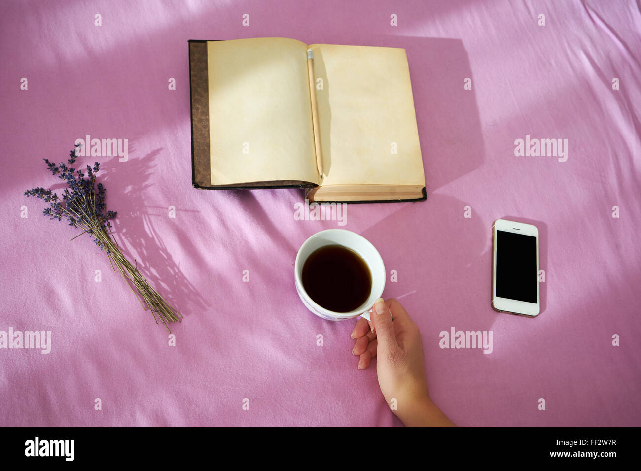 Tasse de café, Smartphone, ordinateur portable vintage et sec dans le lit de lavande Banque D'Images