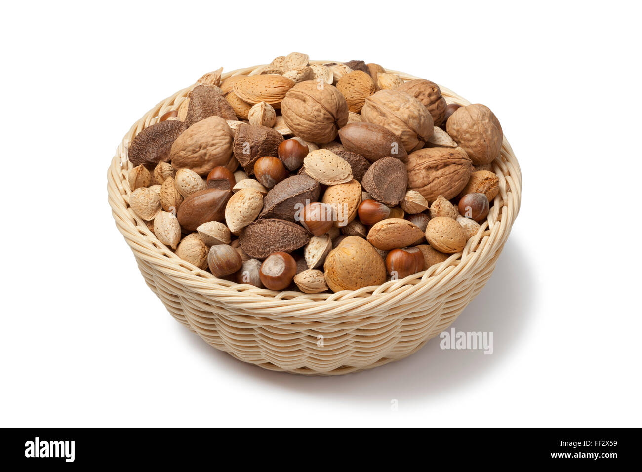 Panier de noix mélangées sur fond blanc Photo Stock - Alamy
