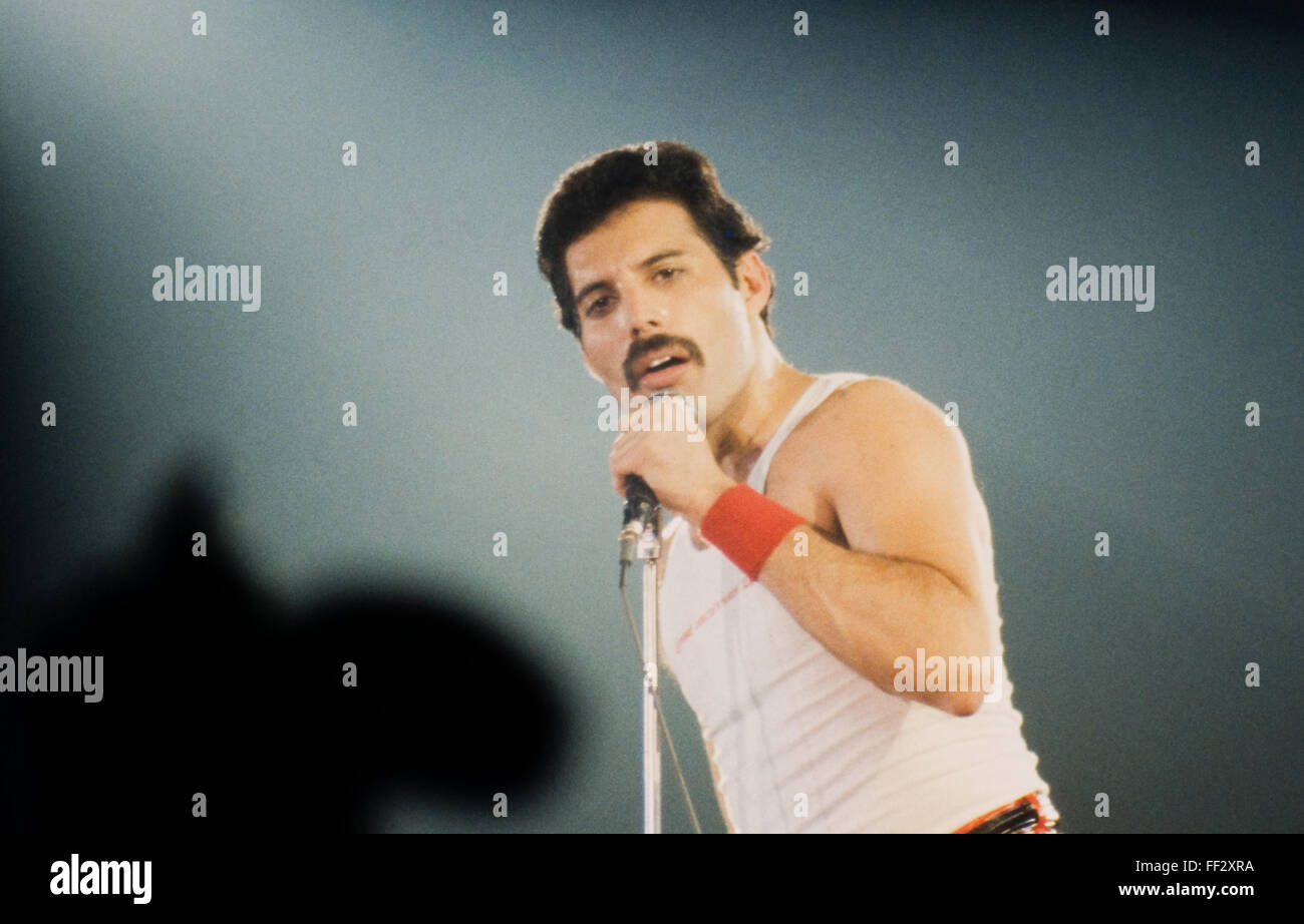 LEIDEN, Pays-Bas - 27 nov., 1980 : Freddy Mercury chanteur du groupe britannique Queen lors d'un concert à l'Groenoordhallen Banque D'Images