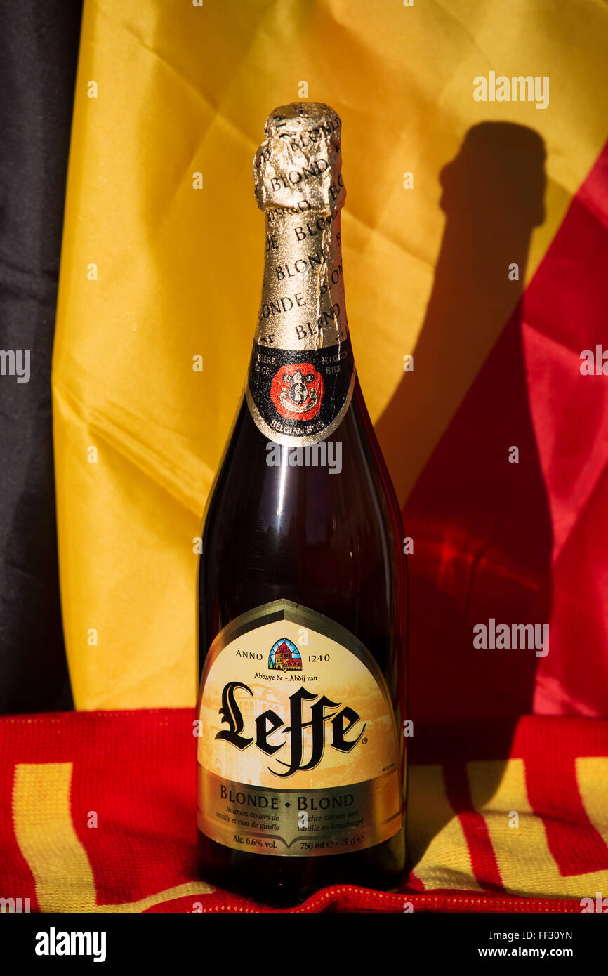 Une bouteille de bière Leffe blonde de Belgique. La blonde ale est d'une abbaye belge. Banque D'Images