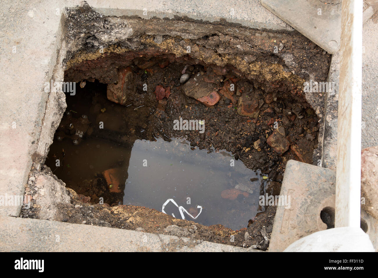 Une conduite d'eau principale est réparée sur une route à Sunderland, en Angleterre, de l'eau stagne dans le trou de la route. Banque D'Images