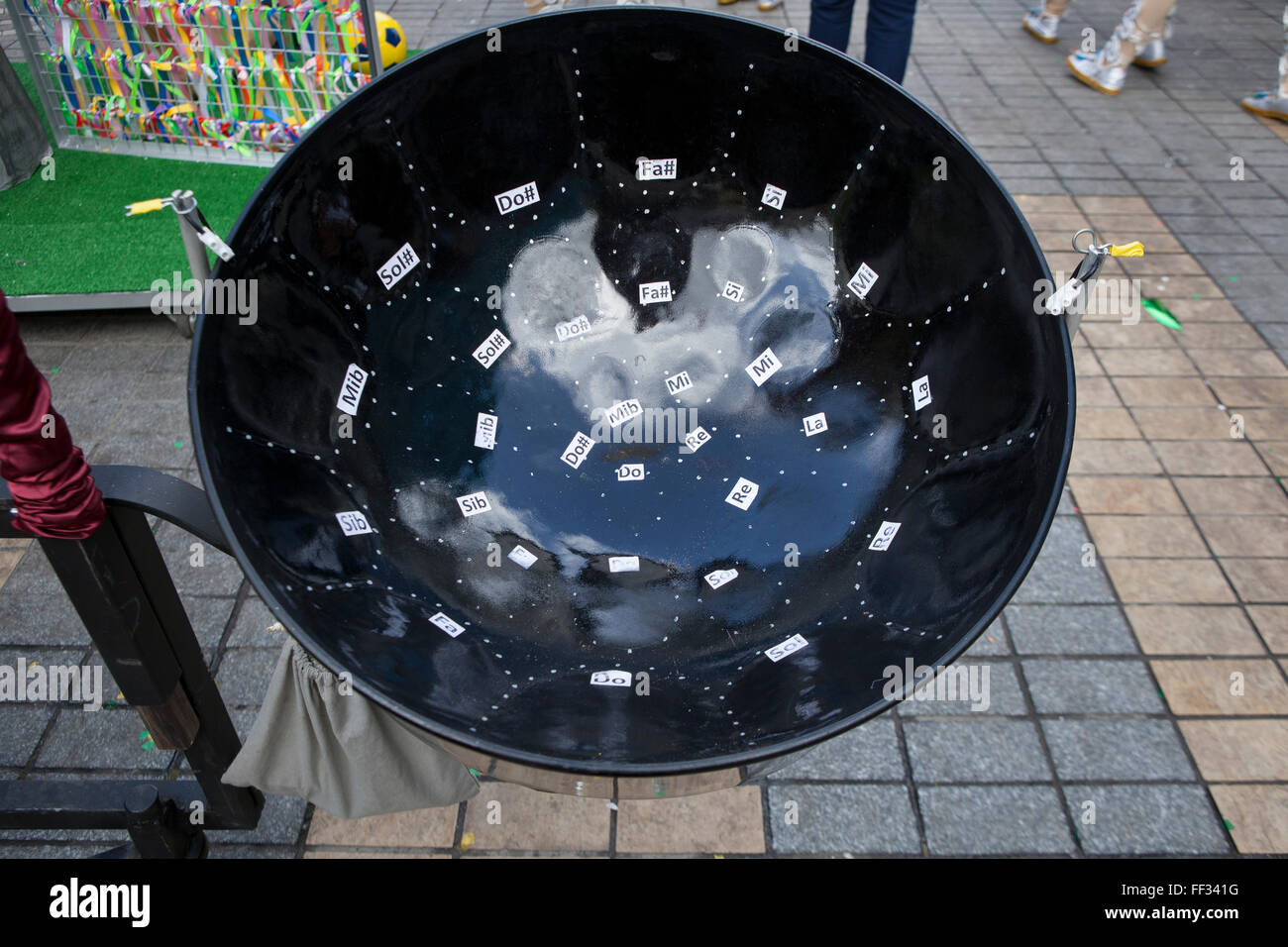 Fût en acier métal style des Caraïbes avec des notes de musique collée sur la percussion à roues plate-forme à Badajoz Carnaval, Espagne Banque D'Images Fût en acier métal style des Caraïbes avec des notes de musique collée sur la percussion à roues plate-forme à Badajoz Carnaval, Espagne Banque D'Images