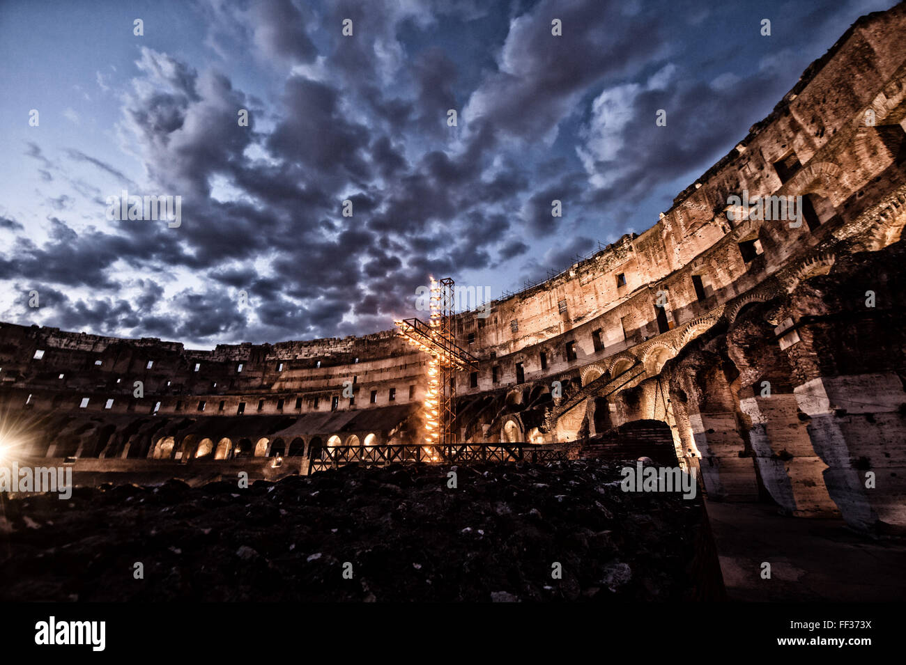 Colisée avec un croix eclaircir Colosseo croce accesa Photo poste a traité avec un filtre Venerdi Santo Via Crucis . Via Cruci Banque D'Images