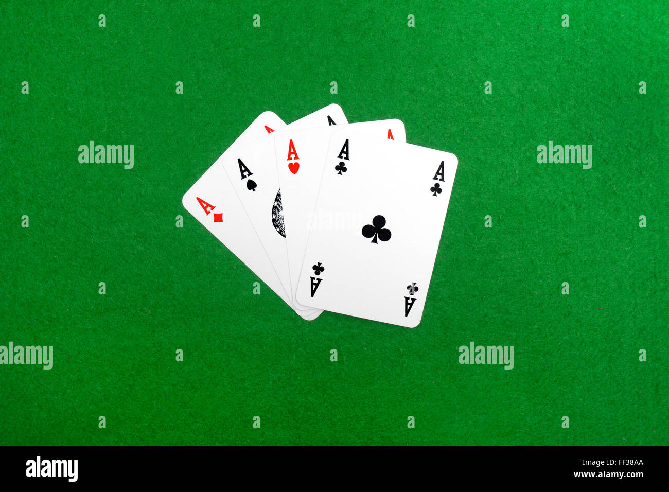 Quatre d'une sorte aces poker, sur fond vert. Banque D'Images