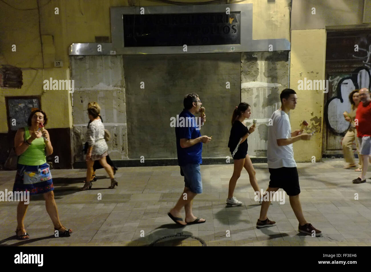 Les vacanciers espagnols de Malaga, en Espagne, de manger des glaces dans la soirée Banque D'Images