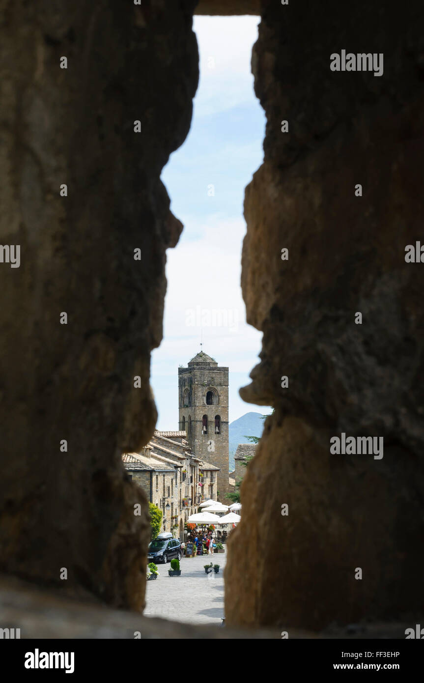 Ainsa clocher vu de l'échappatoire Banque D'Images