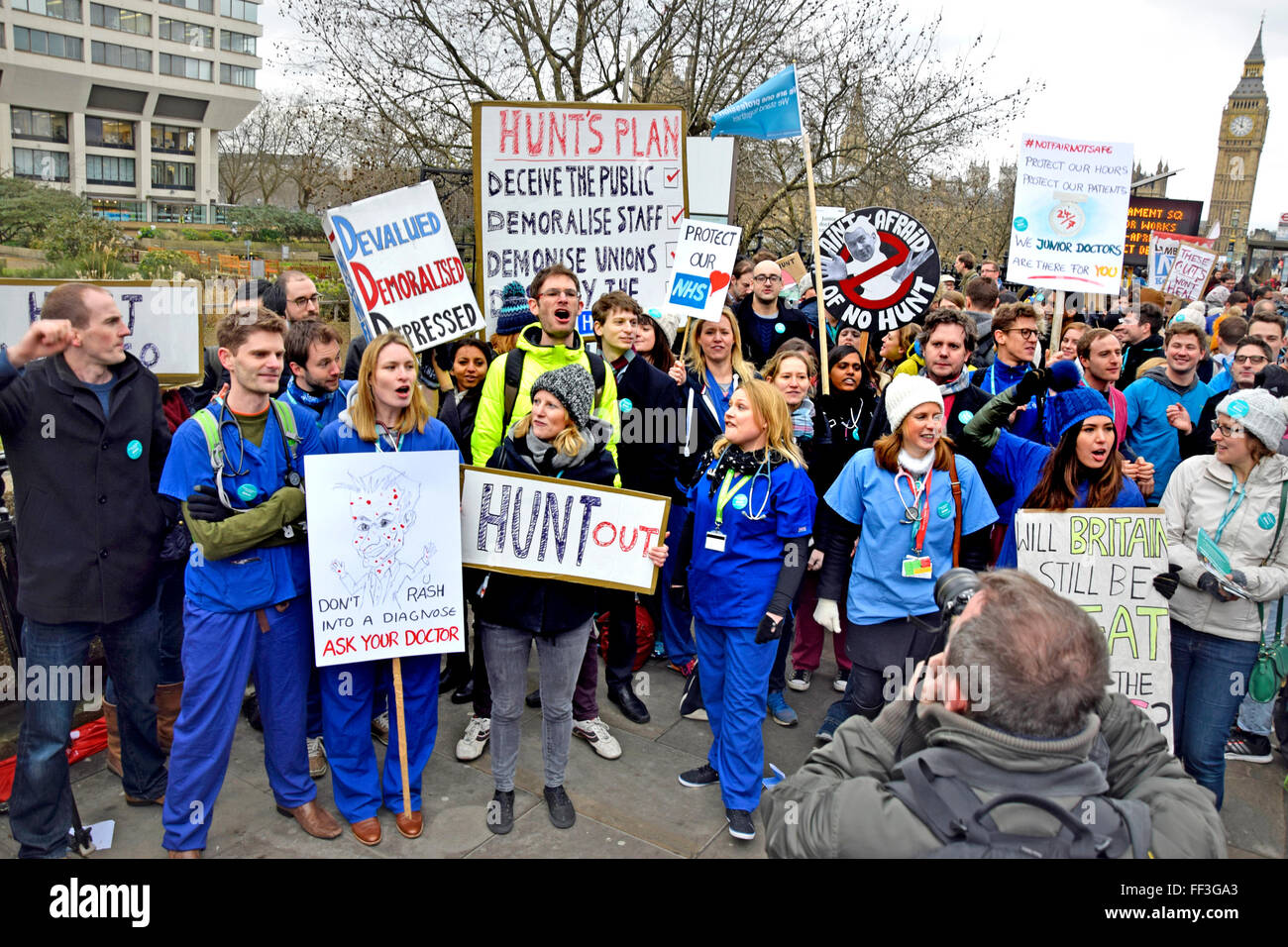 Londres, Royaume-Uni. 10 Février, 2016. Les médecins en grève de protestation devant l'Hôpital St Thomas de l'autre côté de la rivière des Maisons du Parlement Crédit : PjrNews/Alamy Live News Banque D'Images