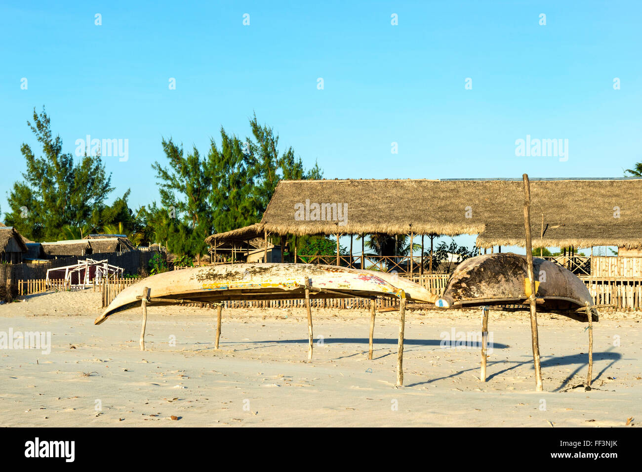 Bateaux de pêche sur la plage, Morondava, la province de Toliara, Madagascar Banque D'Images