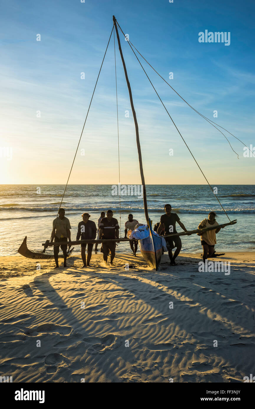 Les pêcheurs malgaches de retour de voyage de pêche, Morondava, la province de Toliara, Madagascar Banque D'Images