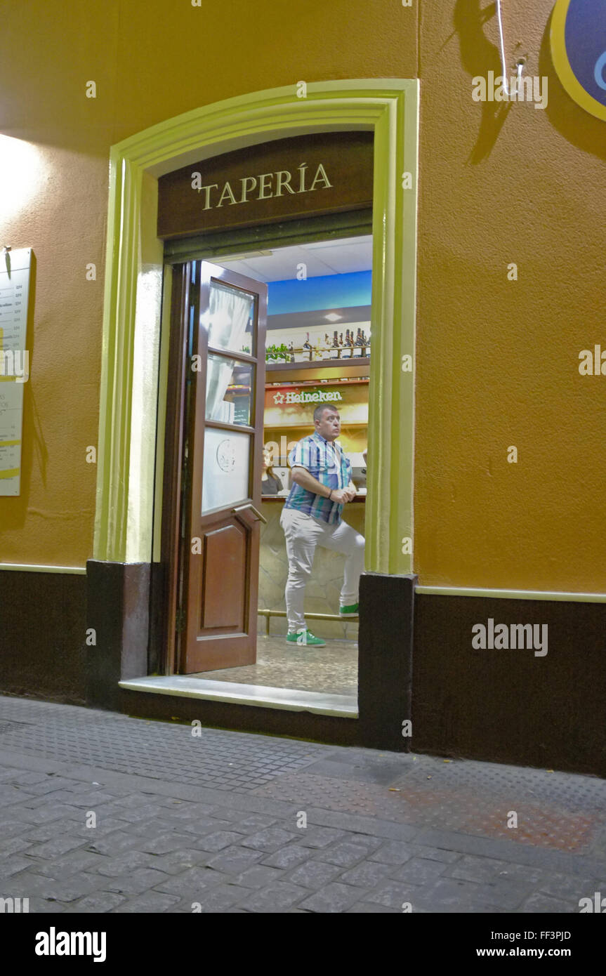 Un homme regarde la télévision dans un restaurant/bar espagnol Banque D'Images