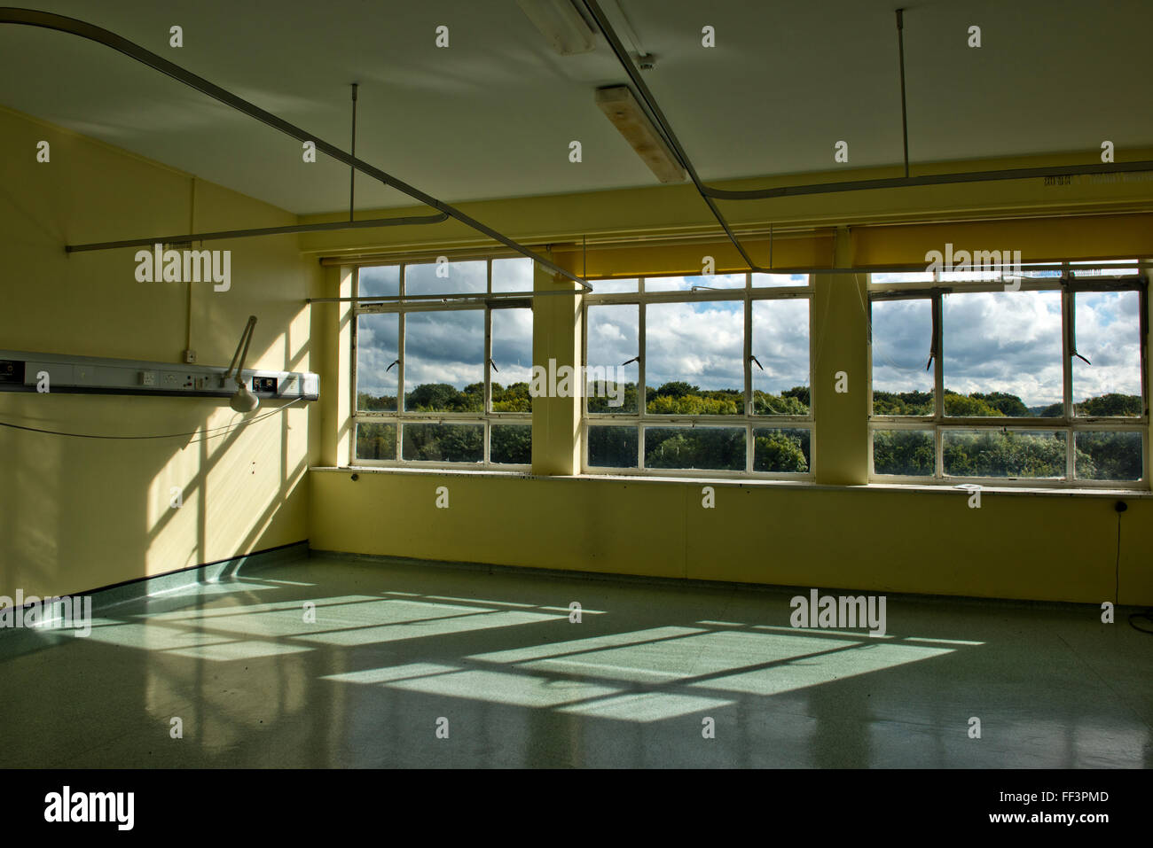 L'intérieur de la maintenant fermée Hôpital Queen Elizabeth II, Welwyn Garden City, Hertfordshire, Royaume-Uni Banque D'Images