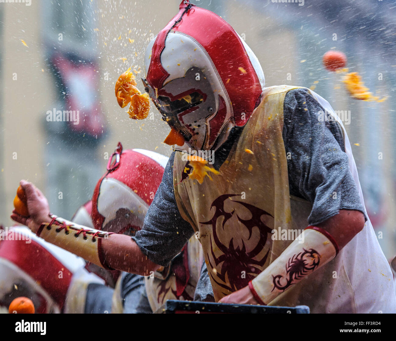 Ivrea, Italie. 09Th Feb 2016. Le lanceur Orange panier combat pendant la Bataille des Oranges qui a lieu chaque année au cours de l'Ivrée Carnaval. Credit : Nicolò Campo/Pacific Press/Alamy Live News Banque D'Images