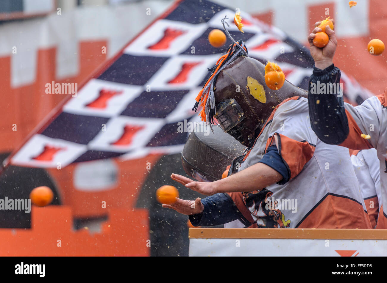 Ivrea, Italie. 09Th Feb 2016. Le lanceur Orange panier combat pendant la Bataille des Oranges qui a lieu chaque année au cours de l'Ivrée Carnaval. Credit : Nicolò Campo/Pacific Press/Alamy Live News Banque D'Images