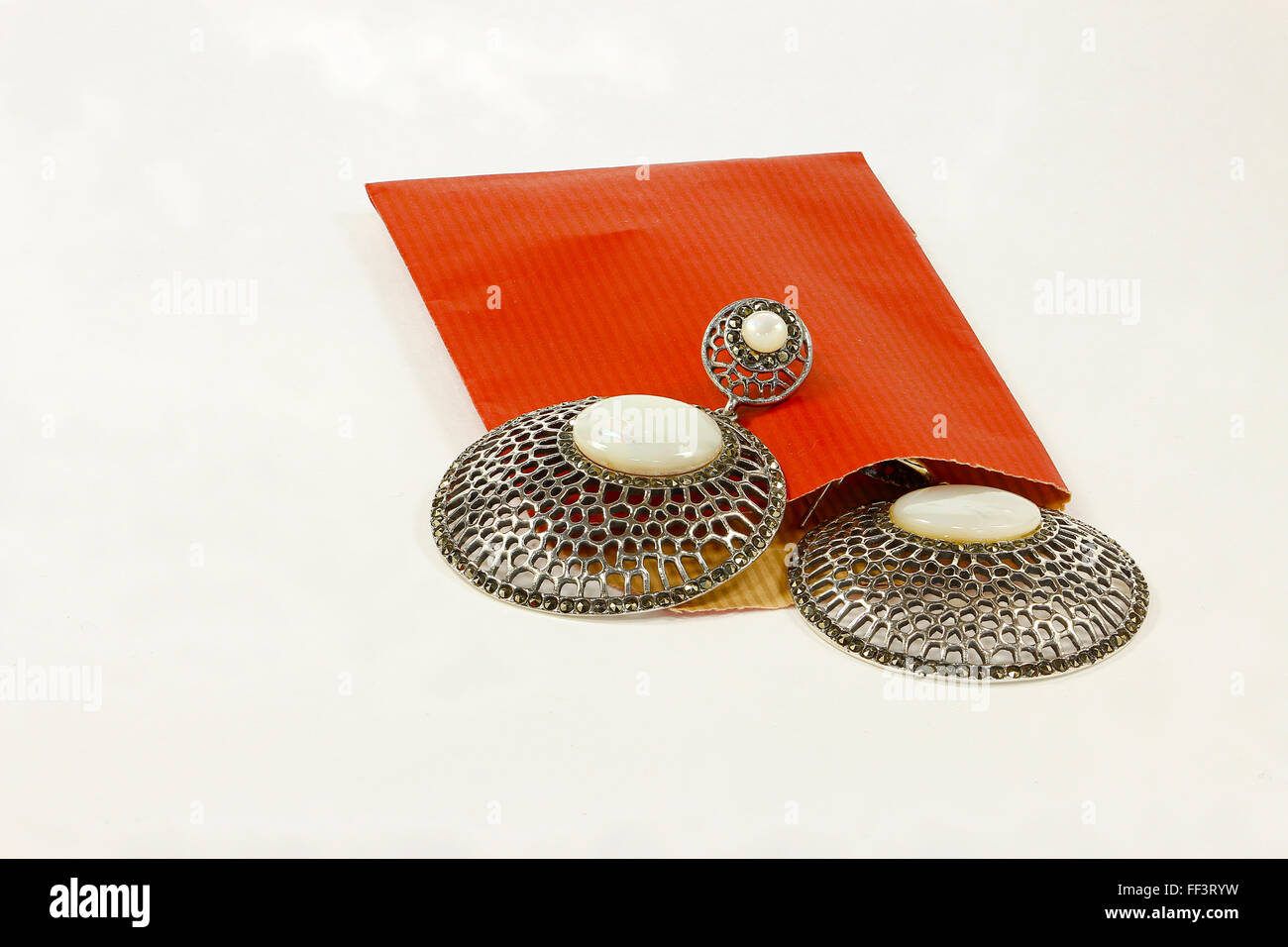 Enveloppe rouge et argent Banque D'Images