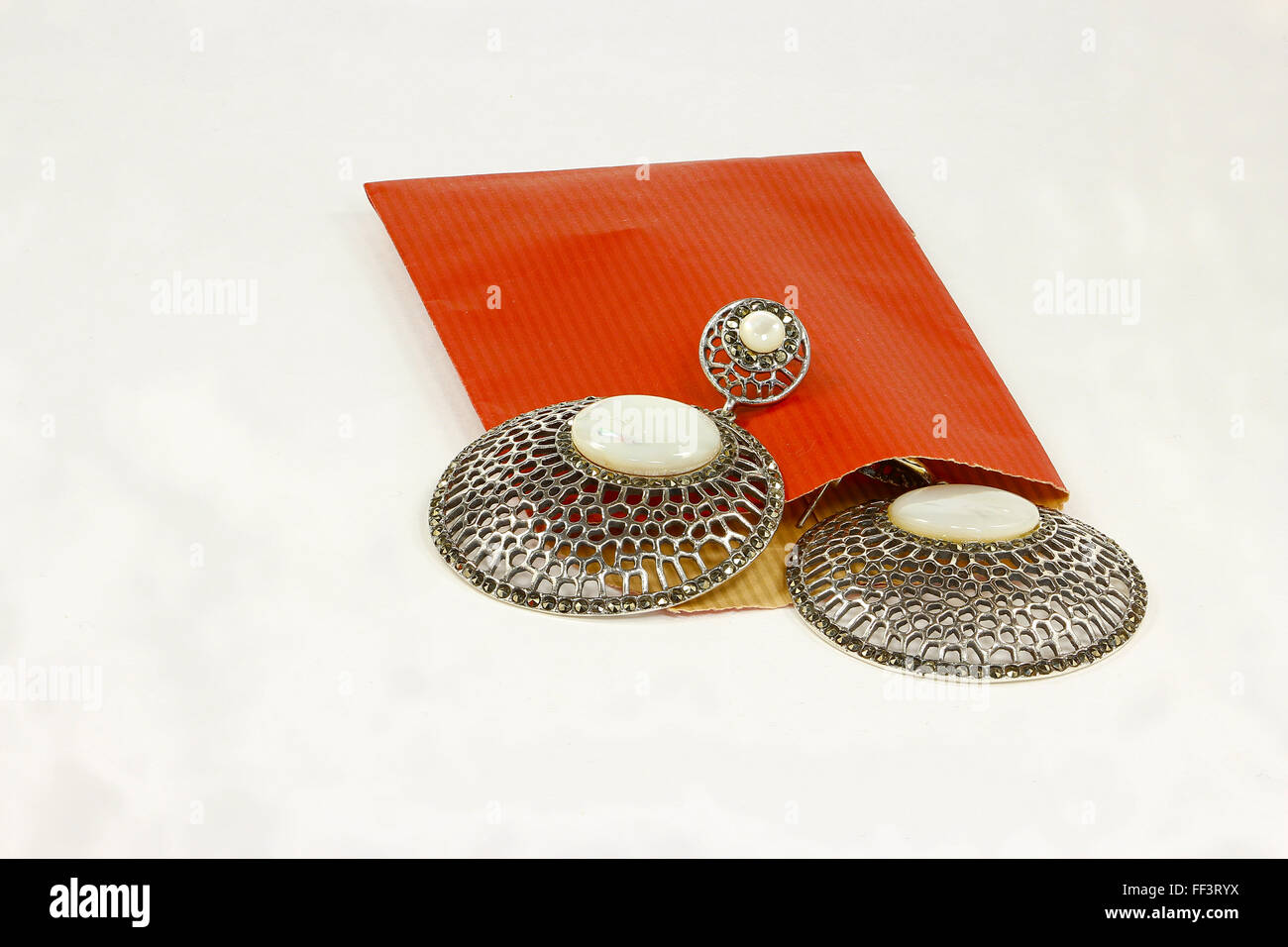 Enveloppe rouge et argent Banque D'Images